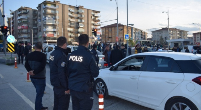 Motosikleti bağlanınca dehşet saçtı!