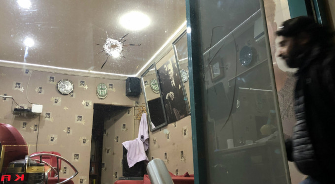 Saç tıraşı olurken silahlı saldırıya uğradılar!