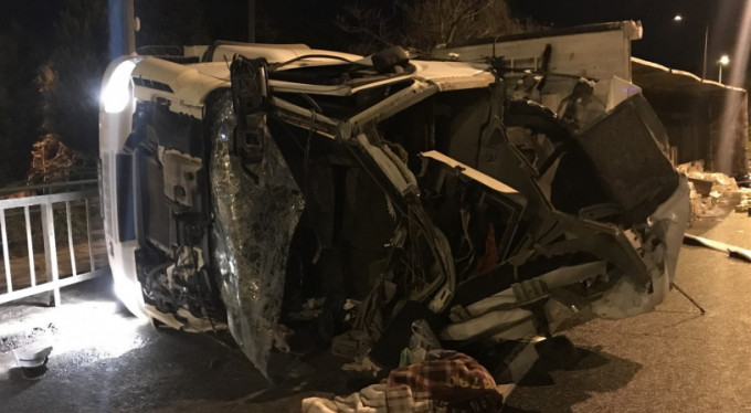 Bursa'da TIR devrildi!