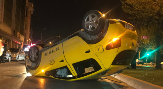 Ticari taksi takla attı: 1 yaralı