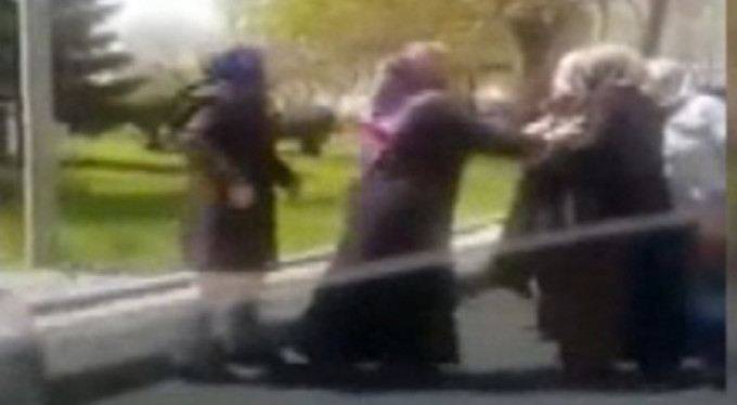 Kadınlar böyle birbirine girdi!