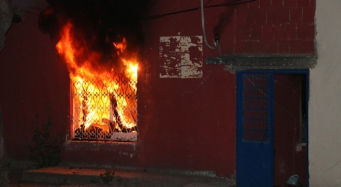 Evini yaktı, içeride kaldı!