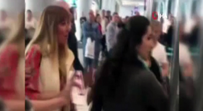 Uçağı rötar yapınca hakaret yağdırdı!