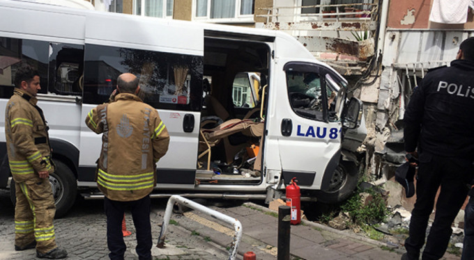 Freni patladı, apartmana daldı!