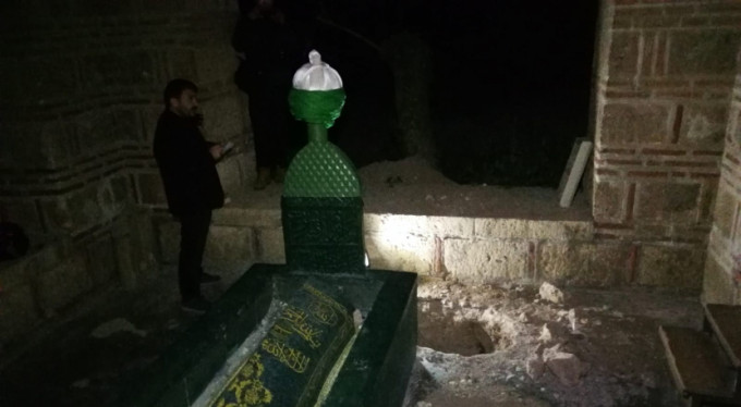 Defineciler 600 yıllık tarihi türbeyi hedef aldı!