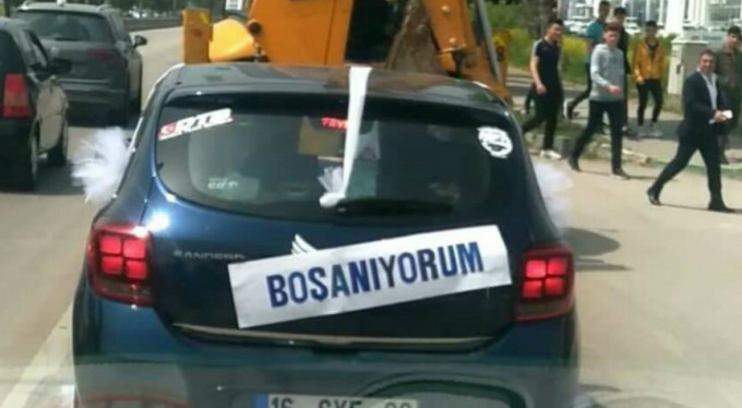 Bursa'da ilgi odağı oldu! "Boşanıyorum..."
