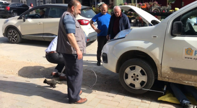 Motora sıkıştı, kurtarılmayı bekledi...