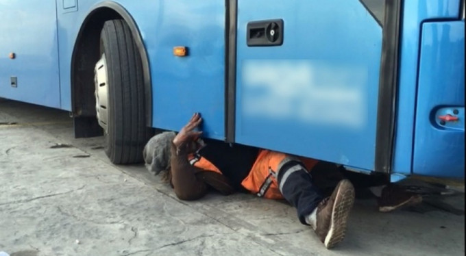 Yurt dışına gitmek için inanılmaz bir şey yaptı!