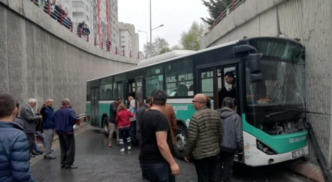 Alt geçitte 3 araca çarptı! Çok sayıda...