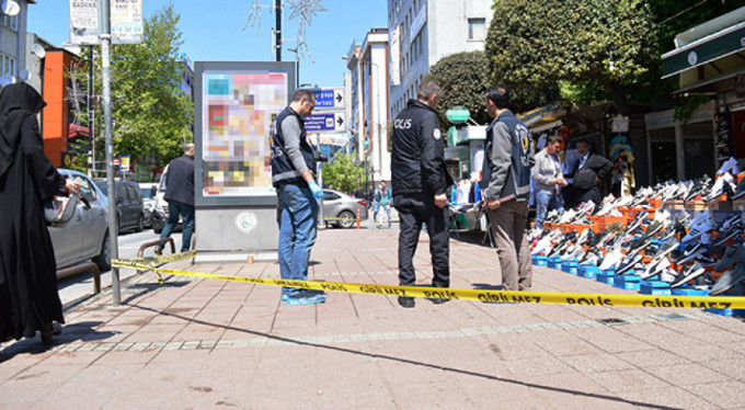 Cadde üzerinde kardeşini vurdu!