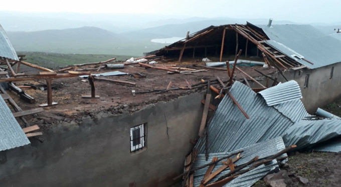 Fırtına çatıları uçurdu!