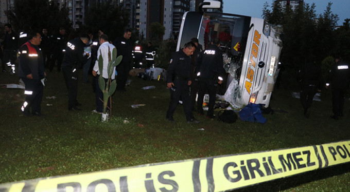 Yolcu otobüsü devrildi! 2 ölü 29 yaralı