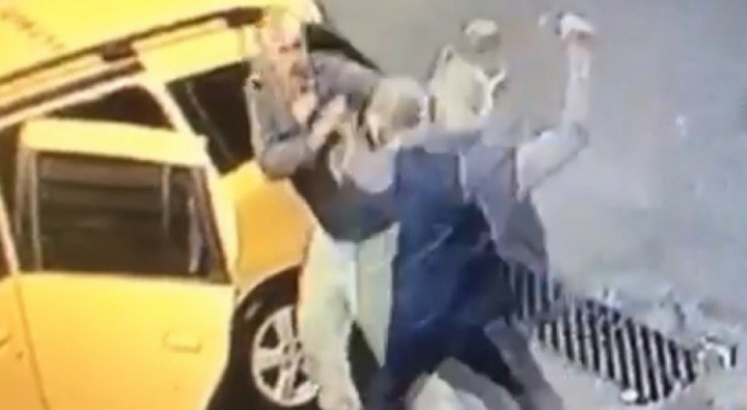 Bursa'da bıçaklı kavga kamerada!