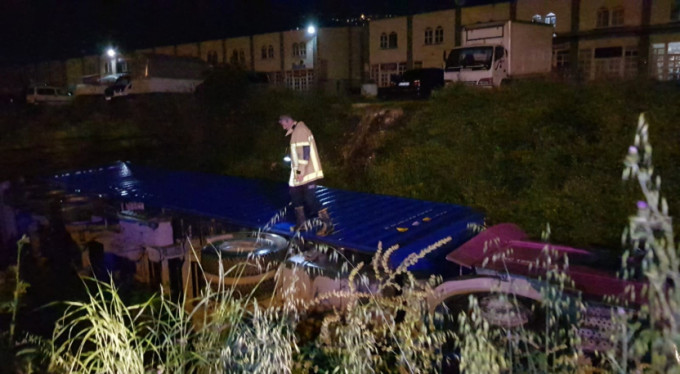 Bursa'da TIR dereye uçtu!