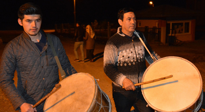 Baba ile oğulun sahurda davul mesaisi