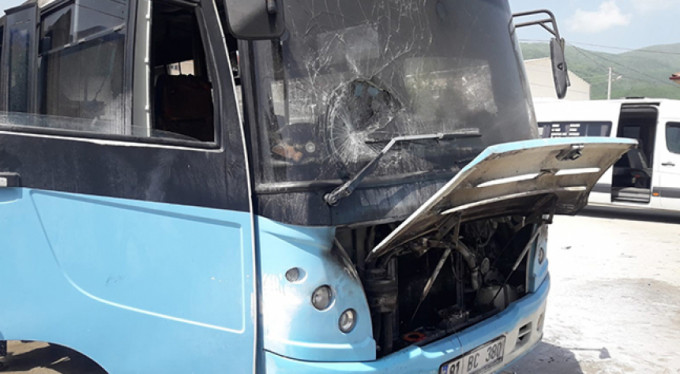 Yolcu bekleyen midibüs alev alev yandı!