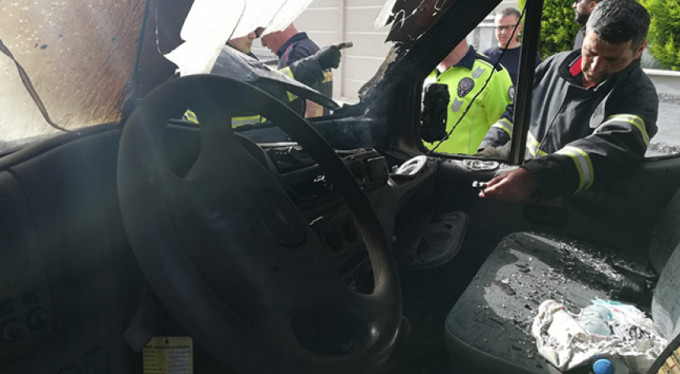 Saniyeler önce park ettiği araç hurdaya döndü!