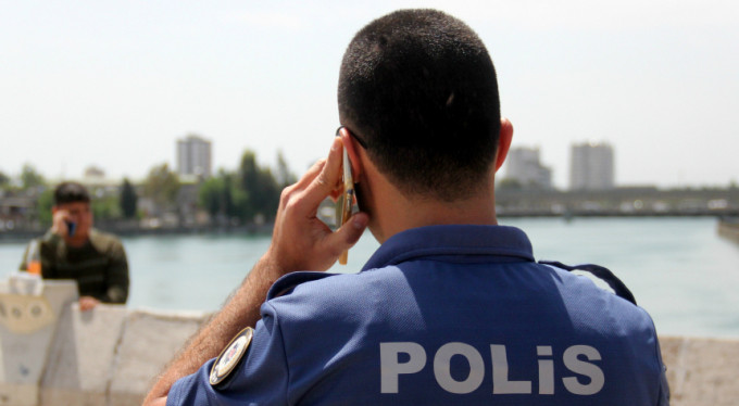 Nehre atlamak isteyen çocuğa, 'atla' diye bağırdılar!