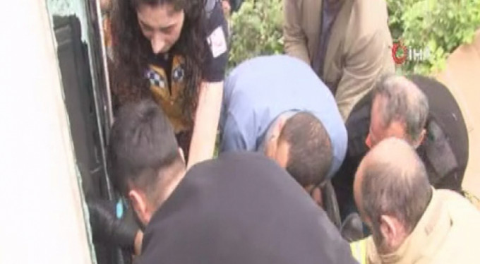 Kağıt yüklü kamyon devrildi: 1 yaralı