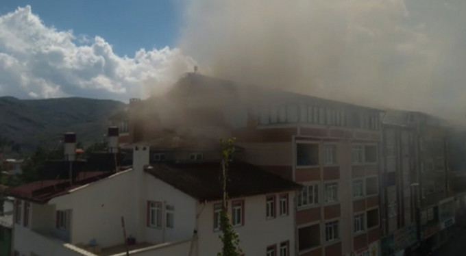 Dört binanın çatısı alev alev yandı!