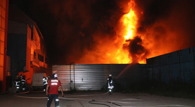 Fabrika alev alev yandı!