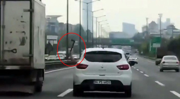 Trafikte baltalı dehşeti!