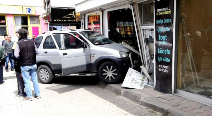 Bursa'da araç kuyumcuya daldı!