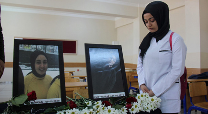 Yan yana oturuyorlardı, ölüme de birlikte gittiler