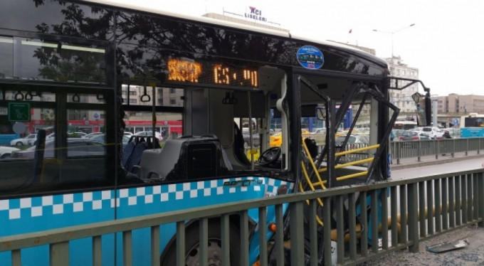 Halk otobüsü korkuluklara çarptı: 10 yaralı