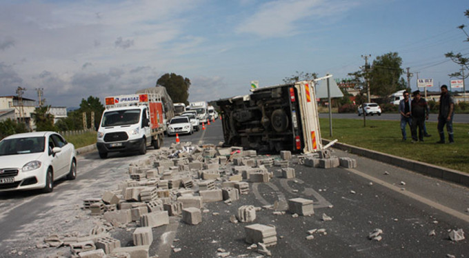 Takla atan kamyonetten sağ kurtuldular