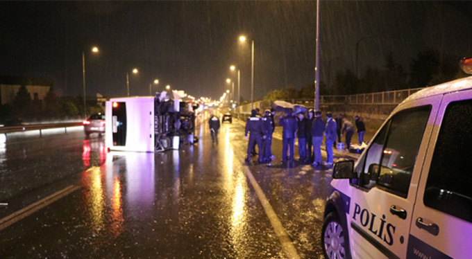 İşçi servisi yan yattı: 19 yaralı