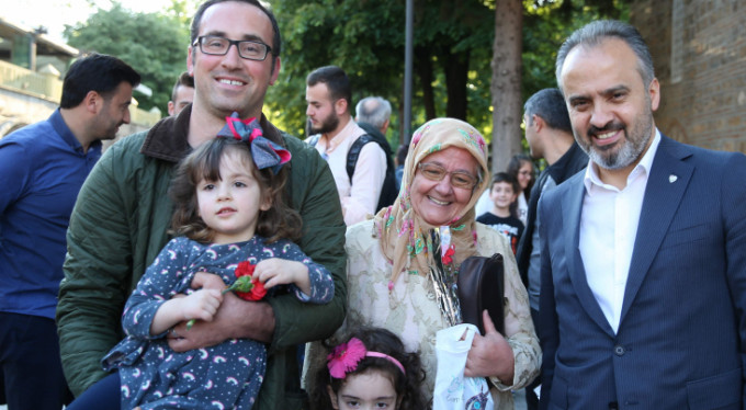 Başkan Aktaş'tan annelere karanfil