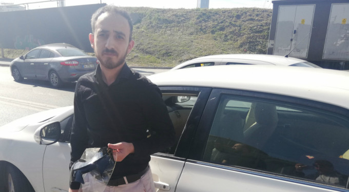 Kaskla arabanın camına vurdu! İşte sebebi...