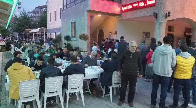 500 kişi sofrada buluştu...İftarı kimin verdiği belli değil