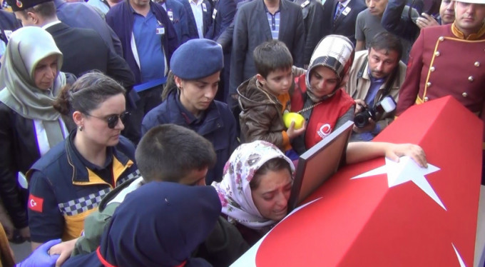 İki evladın şehit babalarına son bakışı