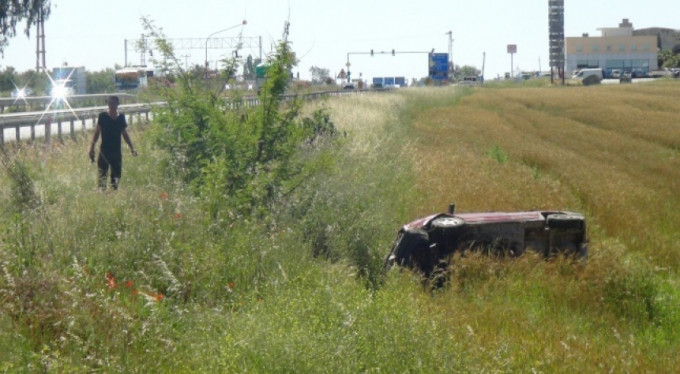 Telefona bakmak isterken buğday tarlasına uçtu