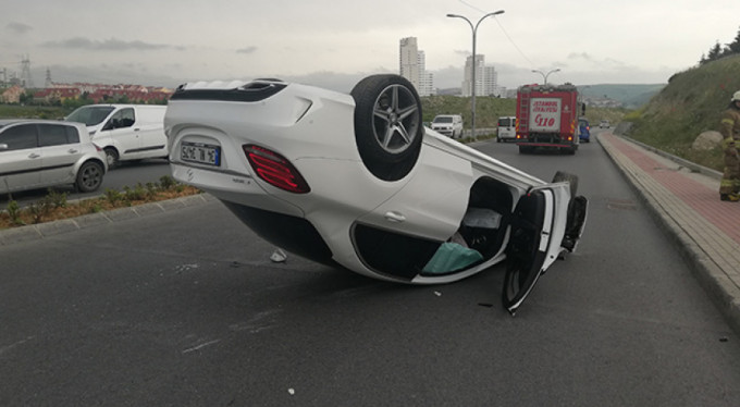 Köpeğe çarpmamak için takla attı!