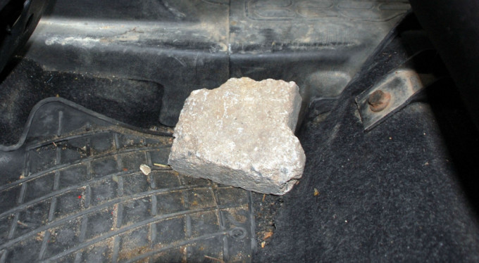 Seyir halindeki otomobile flaş saldırı!