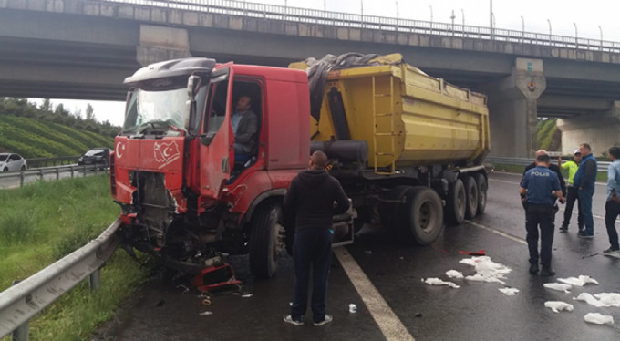 Tır ile otomobil çarpıştı: 1'i ağır 2 yaralı