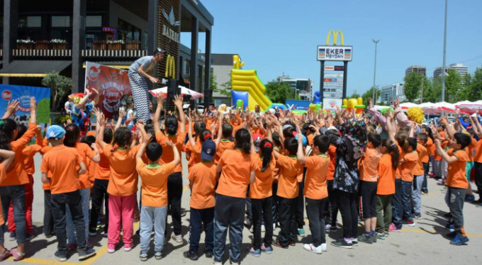 Süt şenliğinde kapıştılar