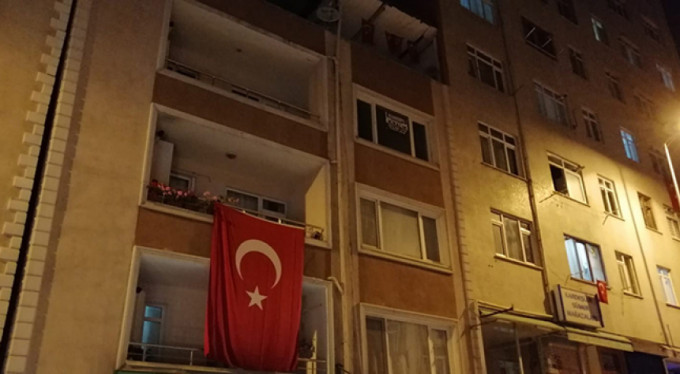 Şehidimizin evi Türk bayraklarıyla donatıldı