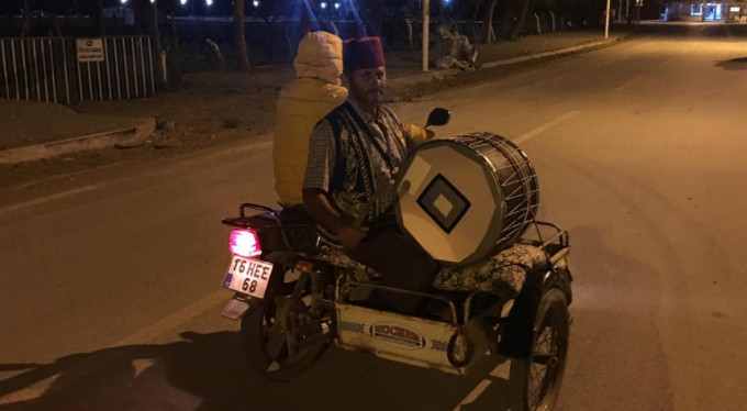 Bursa'nın en ilginç ramazan davulcusu