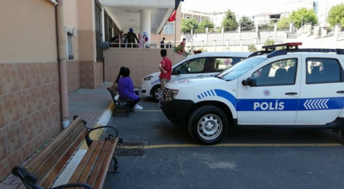 Devamsızlık yüzünden okulu birbirine kattı