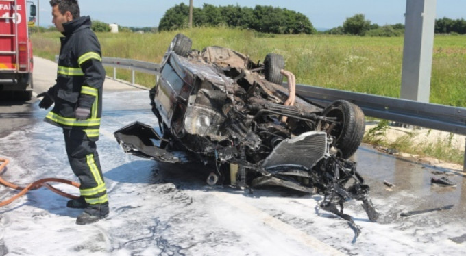 Bariyerlere çarptı, paramparça oldu!