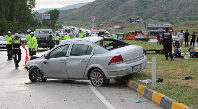 Yağmur kazaları da beraberinde getirdi: 1 ölü, 7 yaralı