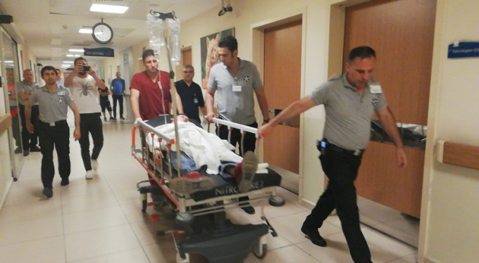 Yolda yürürken sırtından bıçaklandı!