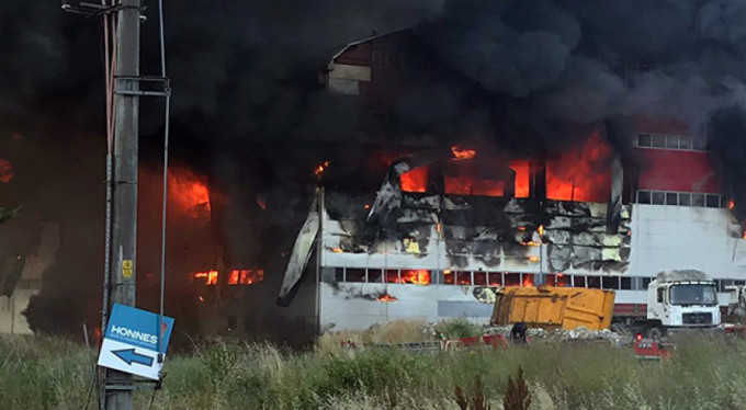 Fabrika alevlere teslim oldu