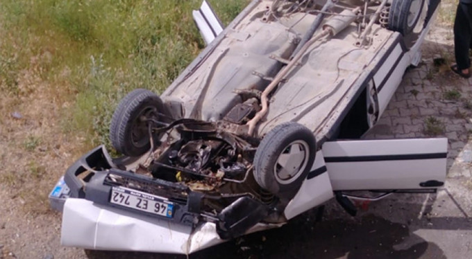 Otomobil menfeze devrildi: 4 yaralı