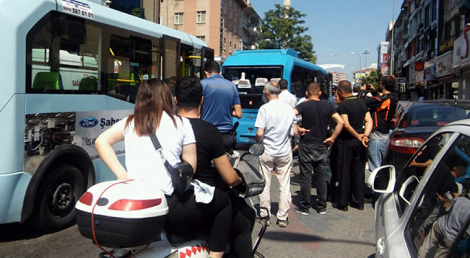 Minibüs, yolcu dolu minibüse çarptı: 5 yaralı