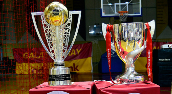 Galatasaray'ın kupaları divanda sergilendi